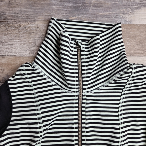 Lululemon Daily Yoga Jacket Size 4 Mint Green + Black Stripes - Picture 4 of 13